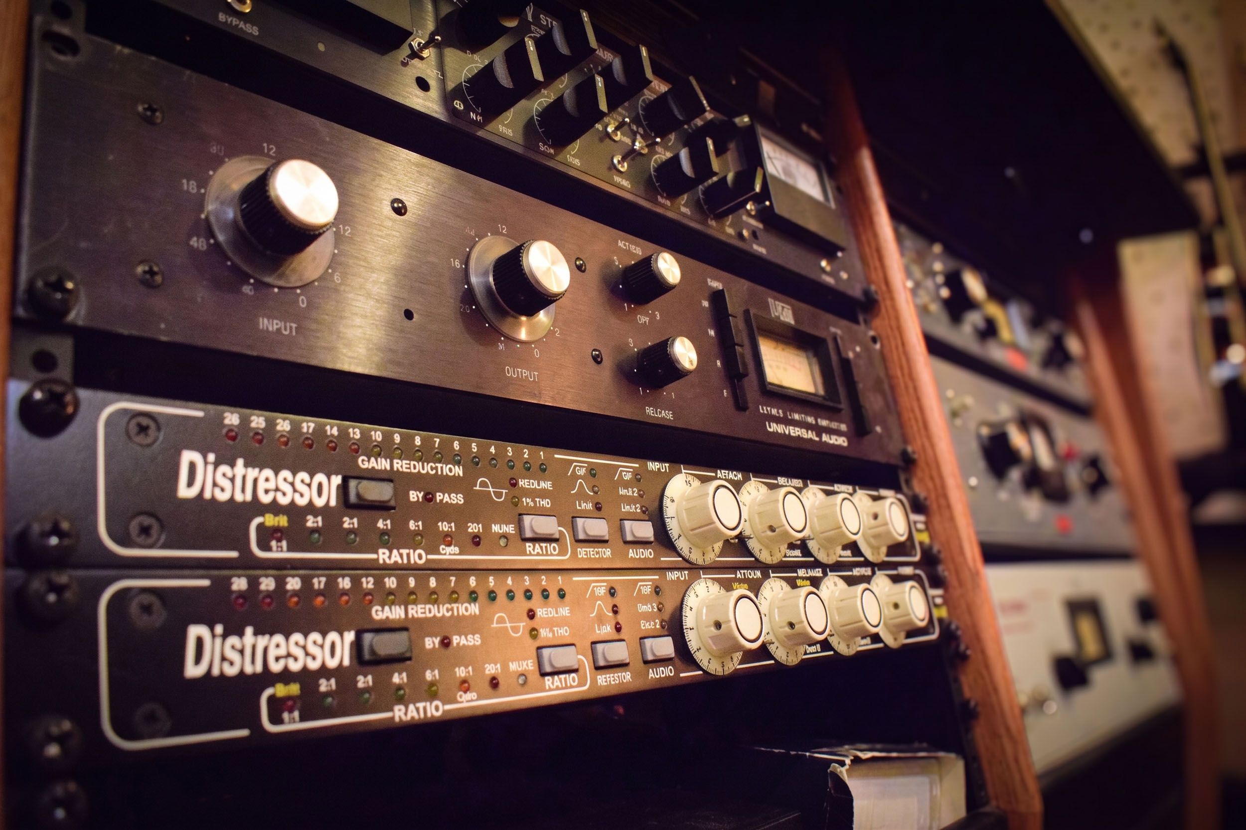 Analog compressor chain — Empirical Labs Distressor and Universal Audio 1176 — at ONLYMIXING